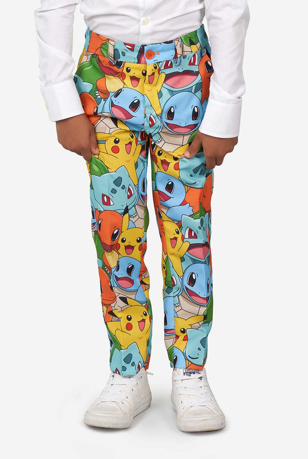 Jongen die Pokemon -afdrukpak draagt, een broek van dichtbij