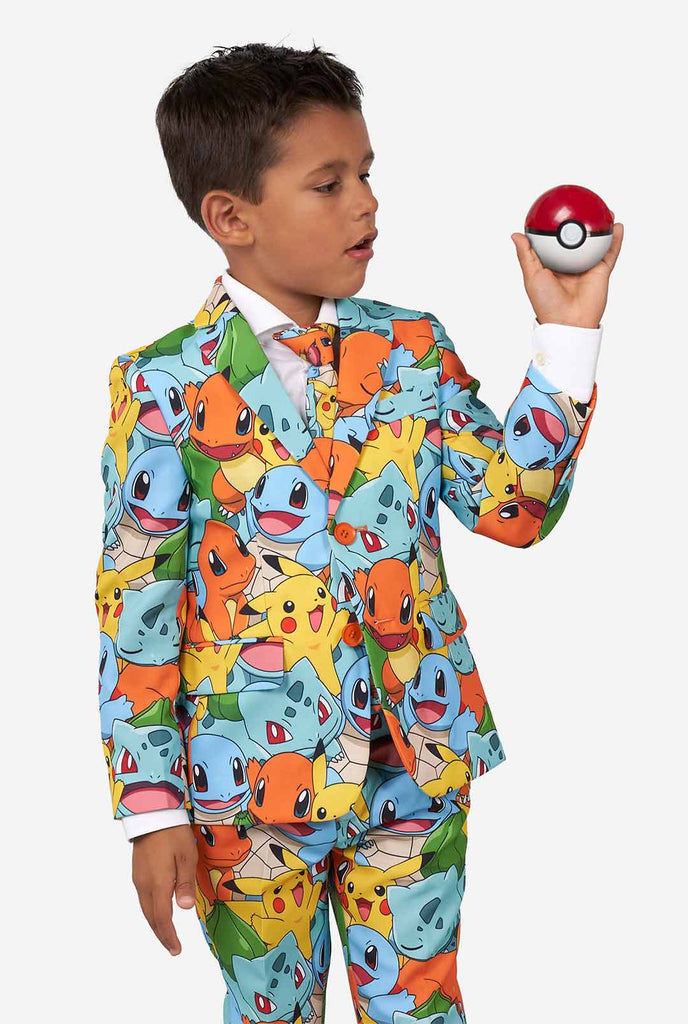 Jongen die Pokemon -printpak draagt