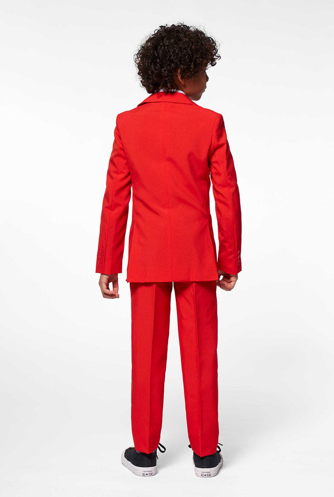 Rood pak voor jongens gedragen door een jongen van achteren