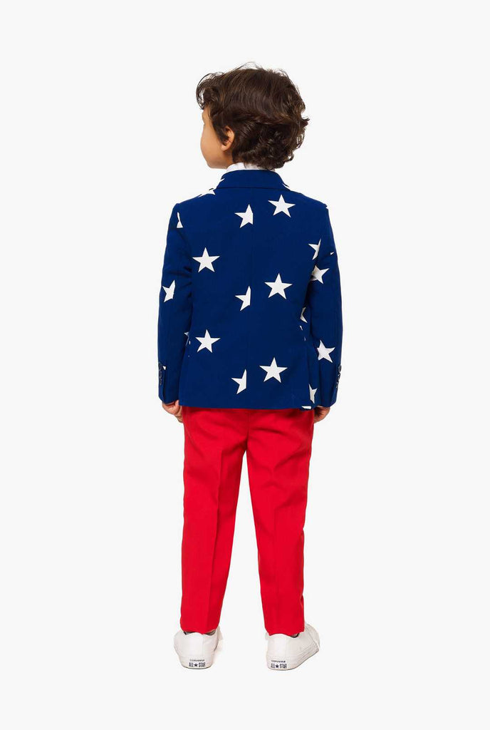 Amerikaans vlaggenpak voor jongens die door een jongen van achteren worden gedragen