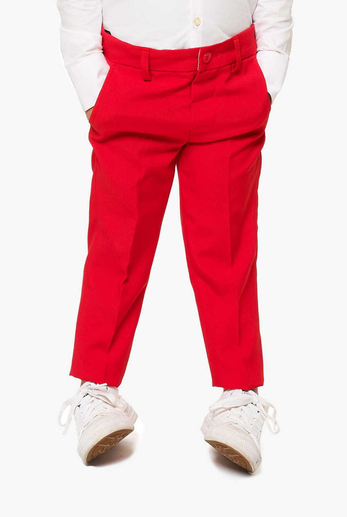 Rode broek voor jongens gedragen door een jongen, onderdeel van het Amerikaanse vlaggenpak voor jongens