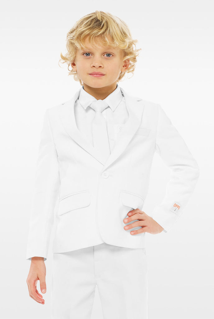 Kind draagt ​​een wit formeel pak
