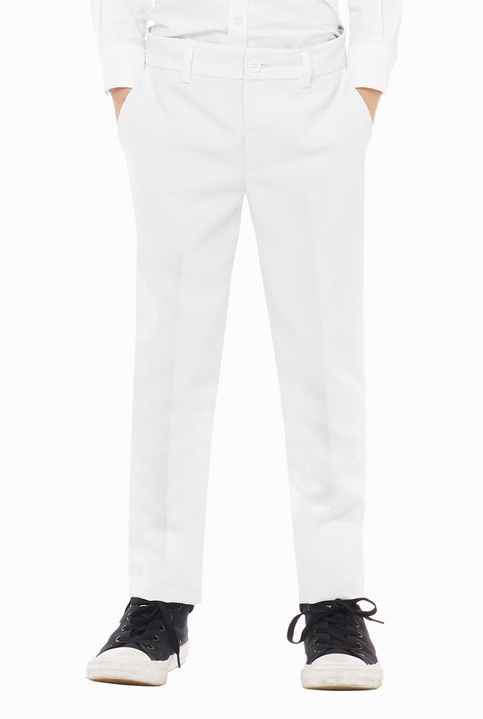 Kind draagt ​​een wit formeel pak, uitzicht op broeken