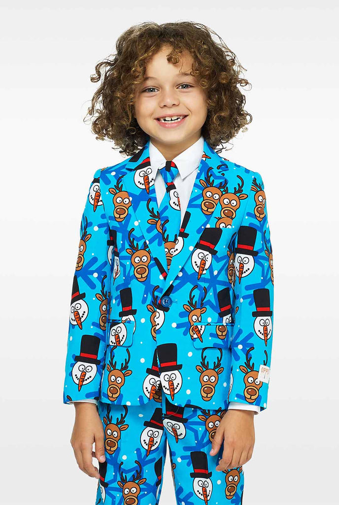 Blauw kerstpak met cartoonafdrukken voor jongens die door jongen worden gedragen