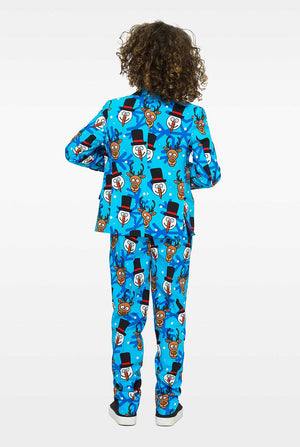 Blauw kerstpak met cartoonafdrukken voor jongens die door een jongen van achteren worden gedragen