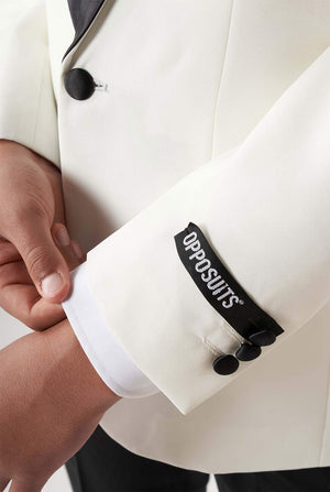 Kind met witte en zwarte smoking, close -up