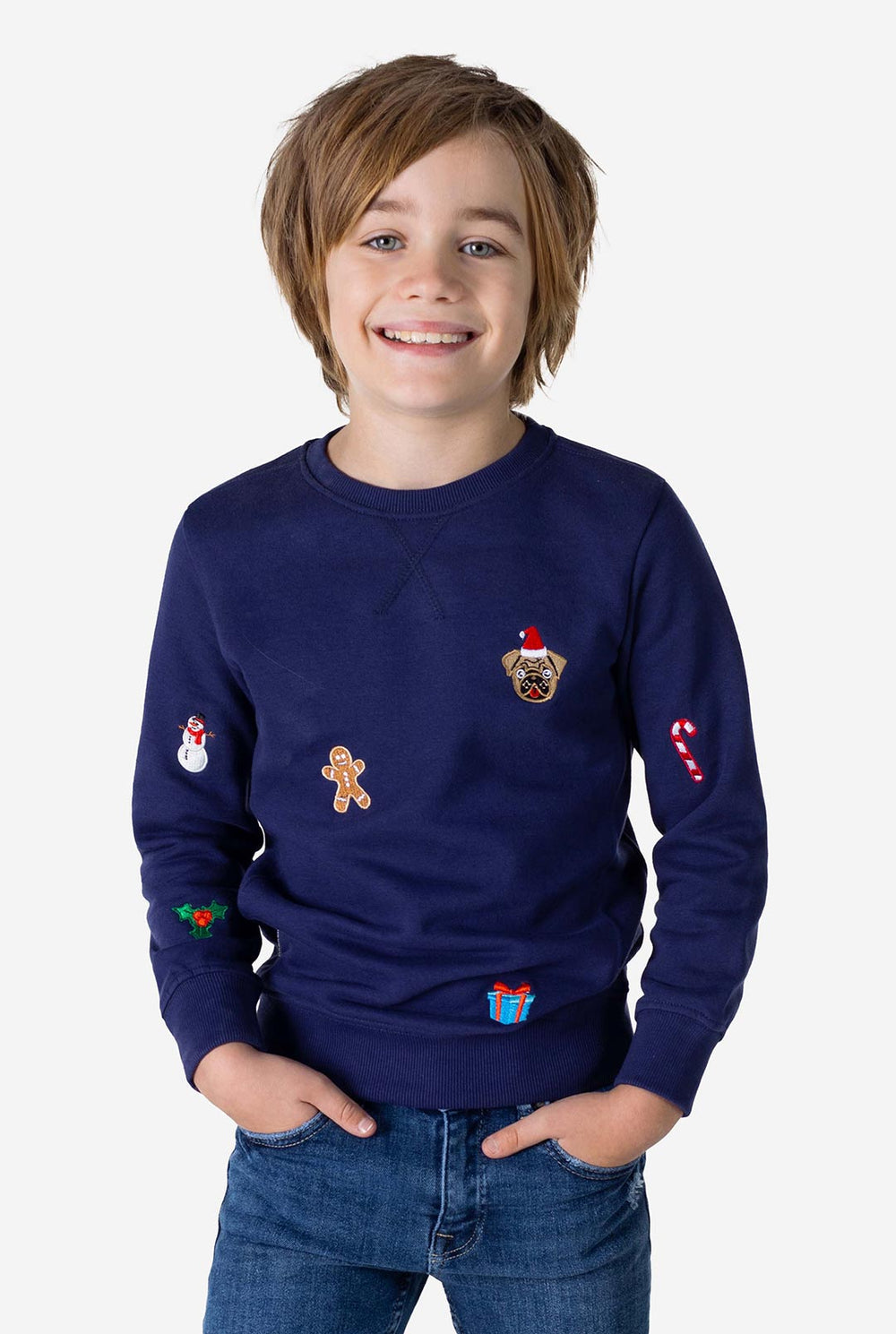 Kind draagt ​​een blauwe kersttrui met kerstpictogrammen