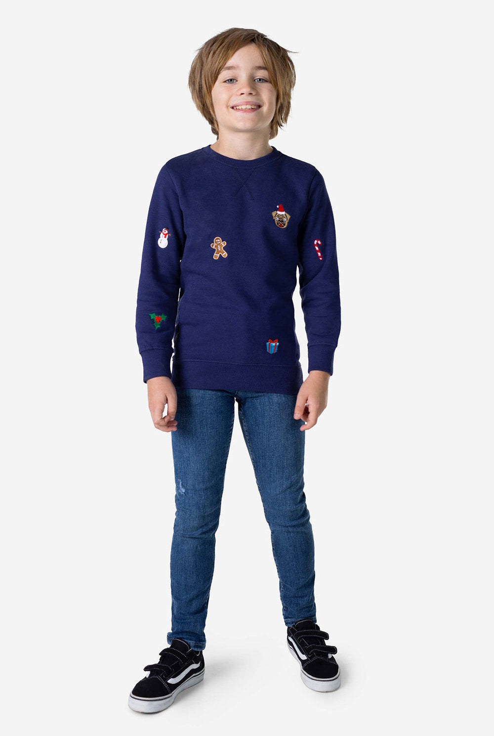 Kind draagt ​​een blauwe kersttrui met kerstpictogrammen