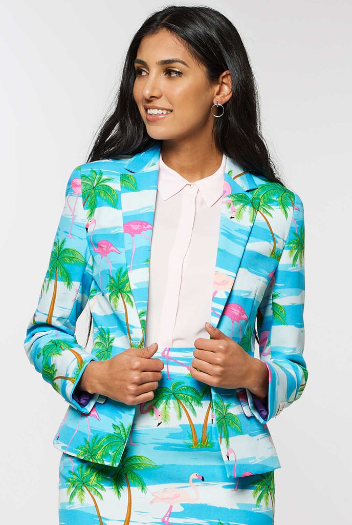 Vrouw draagt ​​zomerblazer met tropische flamingo -print