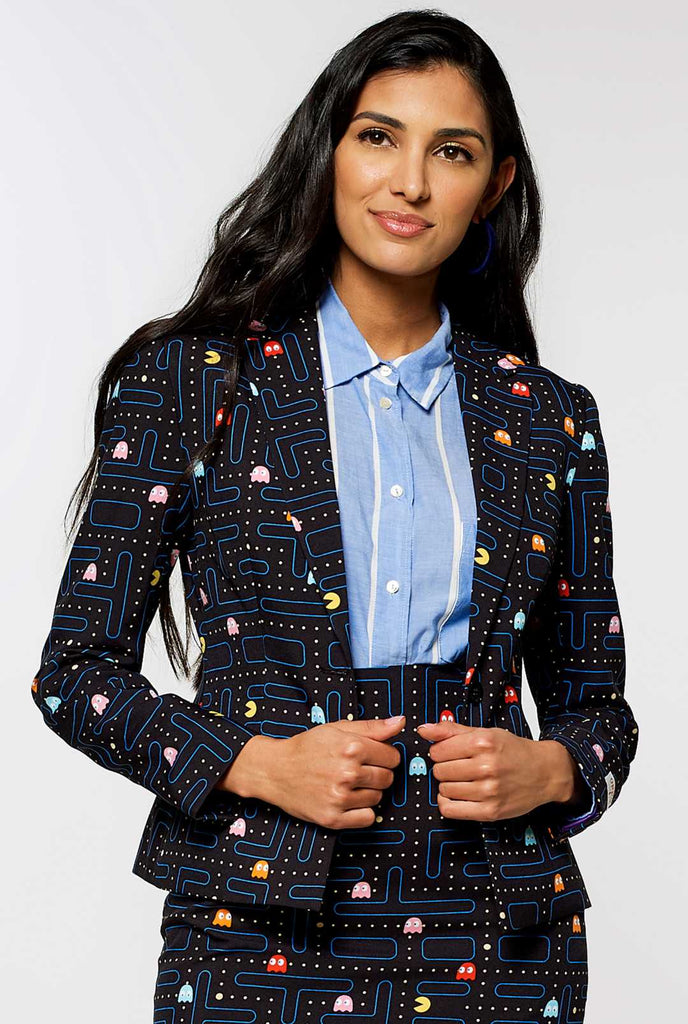 Vrouw draagt ​​zwarte blazer met pac-man print