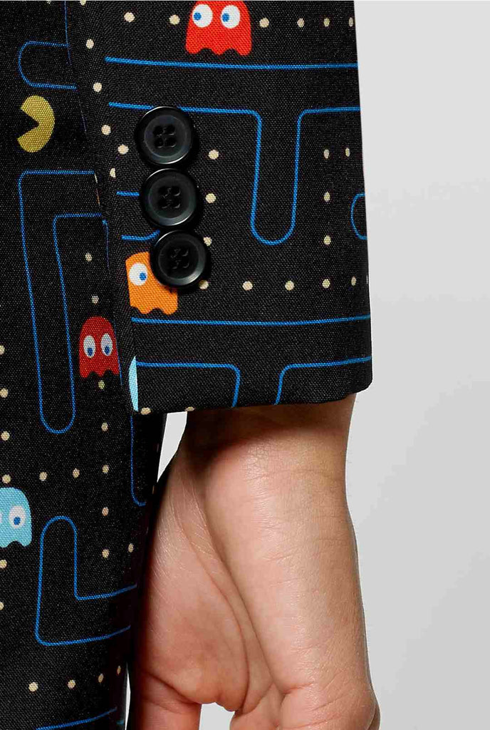 Vrouw draagt ​​zwarte blazer met pac-man print, mouw close-up