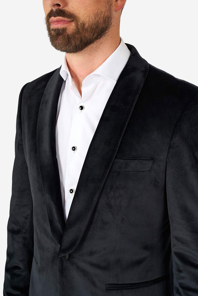 Man draagt ​​een zwarte fluwelen dinerjack blazer, close -up