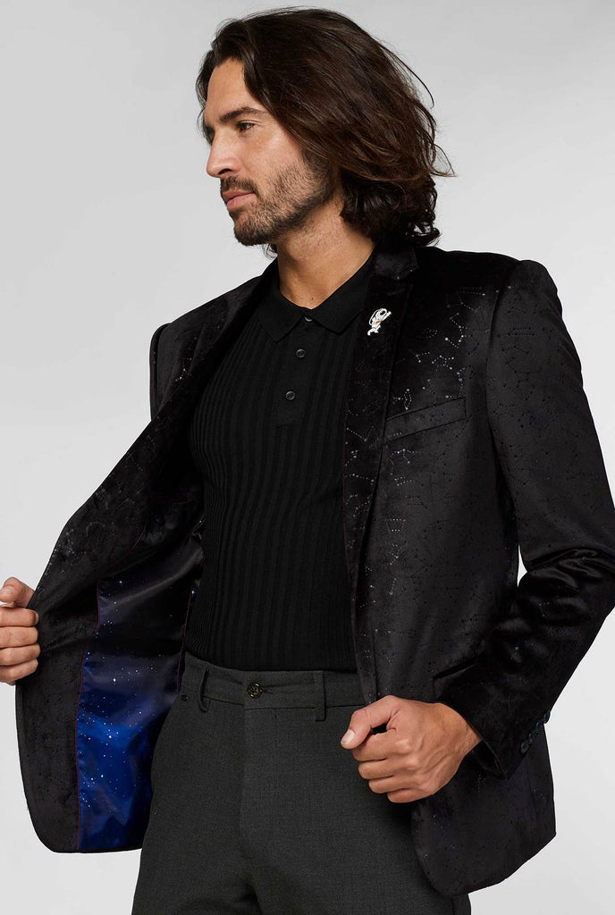 Zwart jas met sterrenbeeldspatroon gedragen door een man die sterrenstelsel toont in de jas