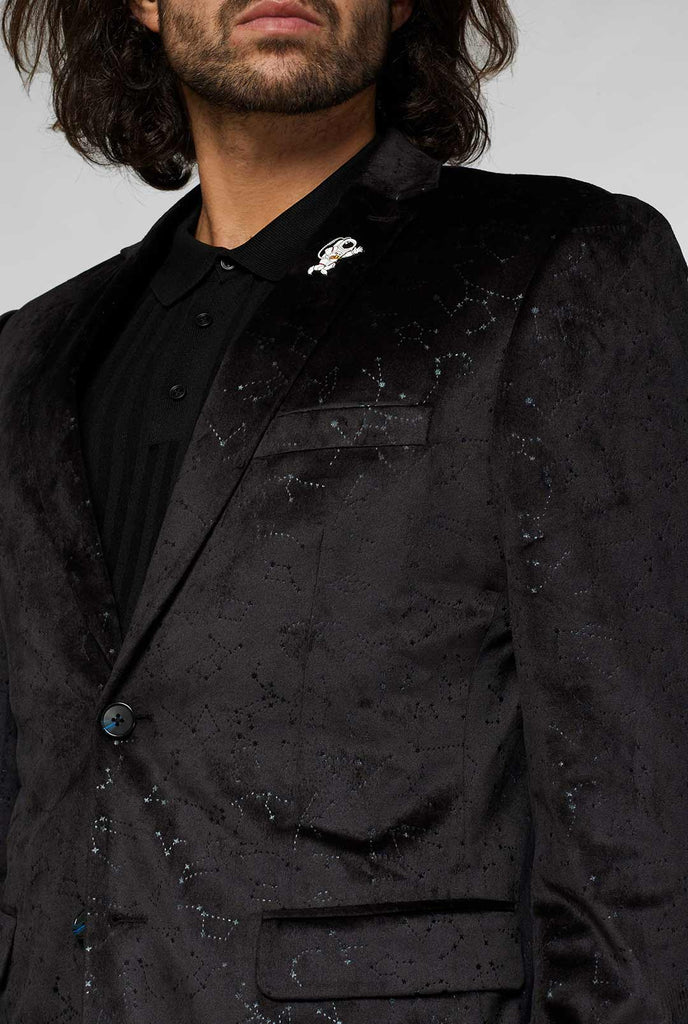 Zwart jas met sterrenbeeldspatroon gedragen door de mens van dichtbij