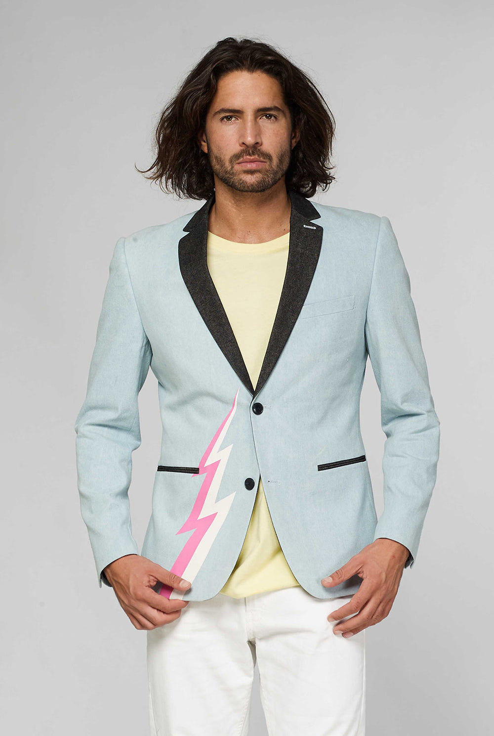 Blauwe casual blazer met witte en roze bliksemschicht gedragen door de mens