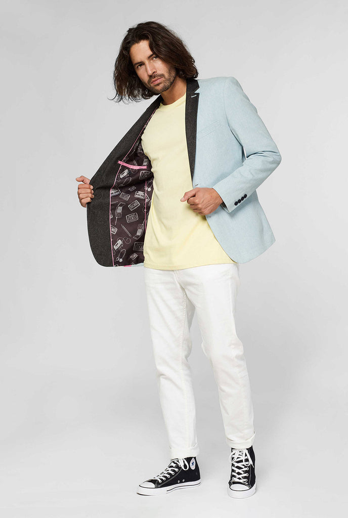 Blauwe casual blazer met witte en roze bliksemschicht gedragen door de mens met de binnenkant van de jas