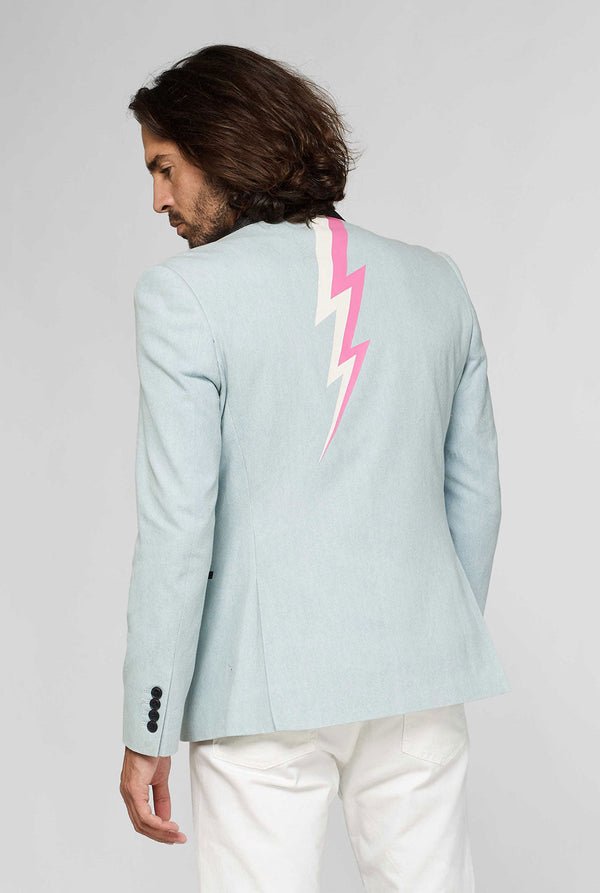 Blauwe casual blazer met witte en roze bliksemschicht gedragen door de mens met de achterkant van de jas