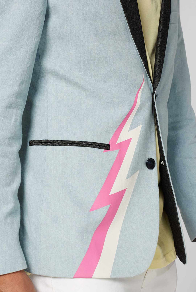 Blauwe casual blazer met witte en roze bliksemschicht gedragen door de mens van dichtbij