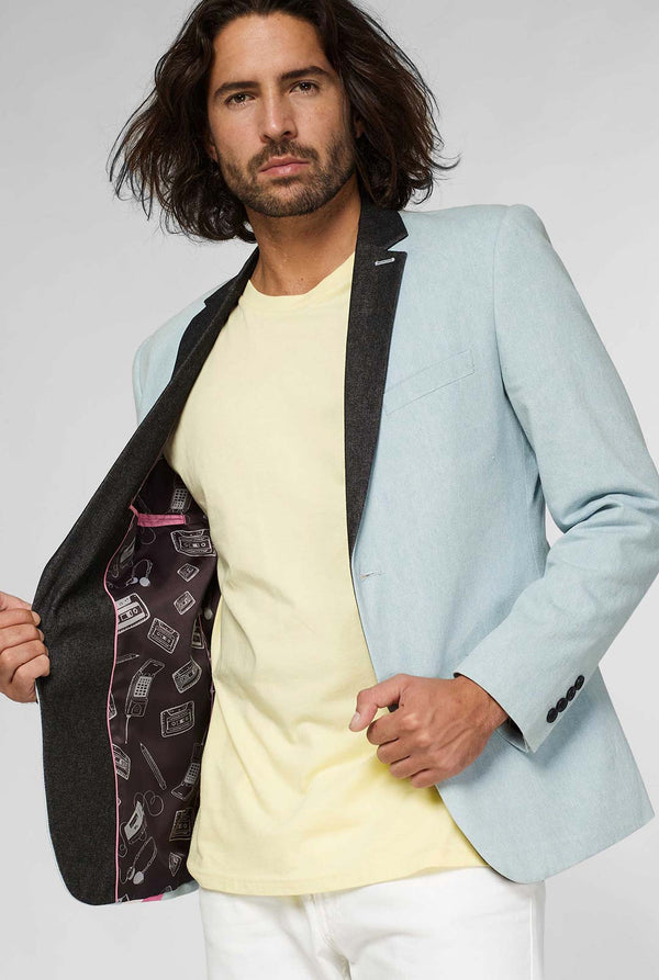 Blauwe casual blazer met witte en roze bliksemschicht gedragen door de mens