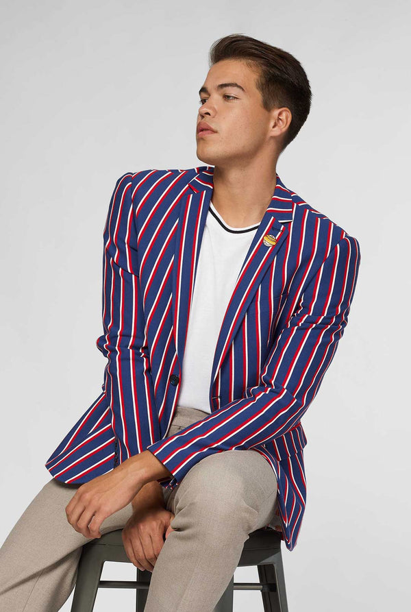 Rood wit en blauw gestreepte casual blazer gedragen door man zittend op ontlasting