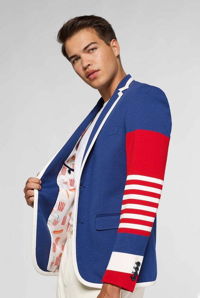 Rood wit en blauw sportief casual blazer gedragen door de mens met jasje binnen
