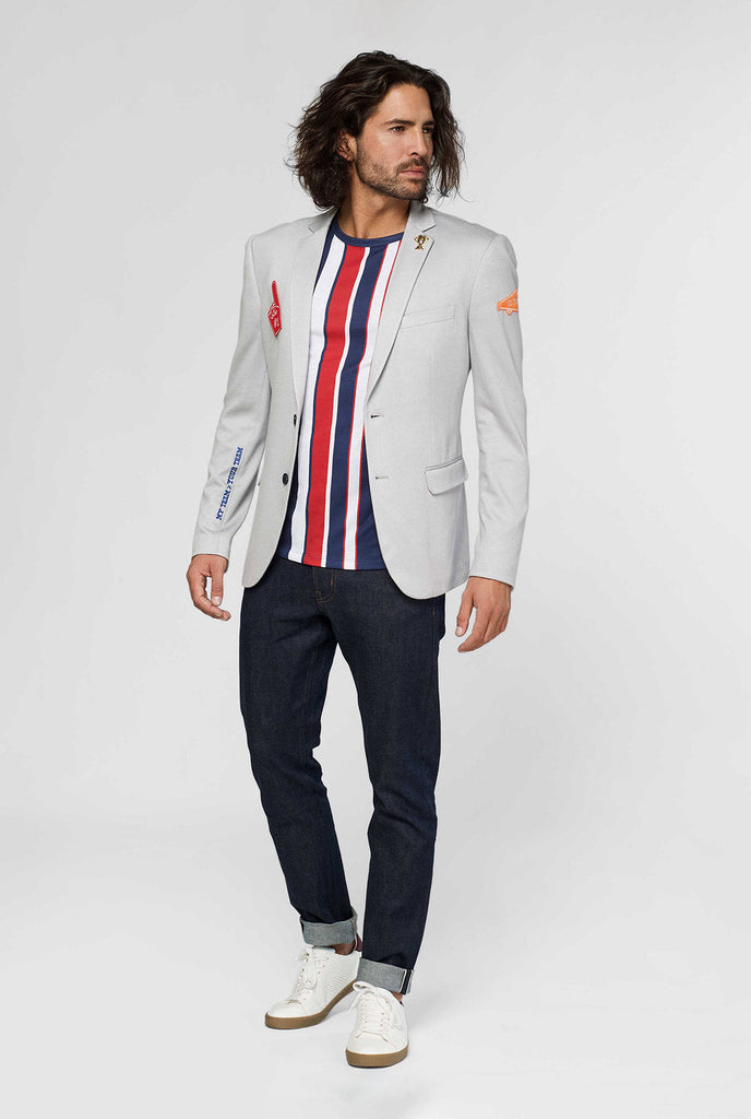 Grijze sportkleding casual blazer met sportpleisters gedragen door de mens