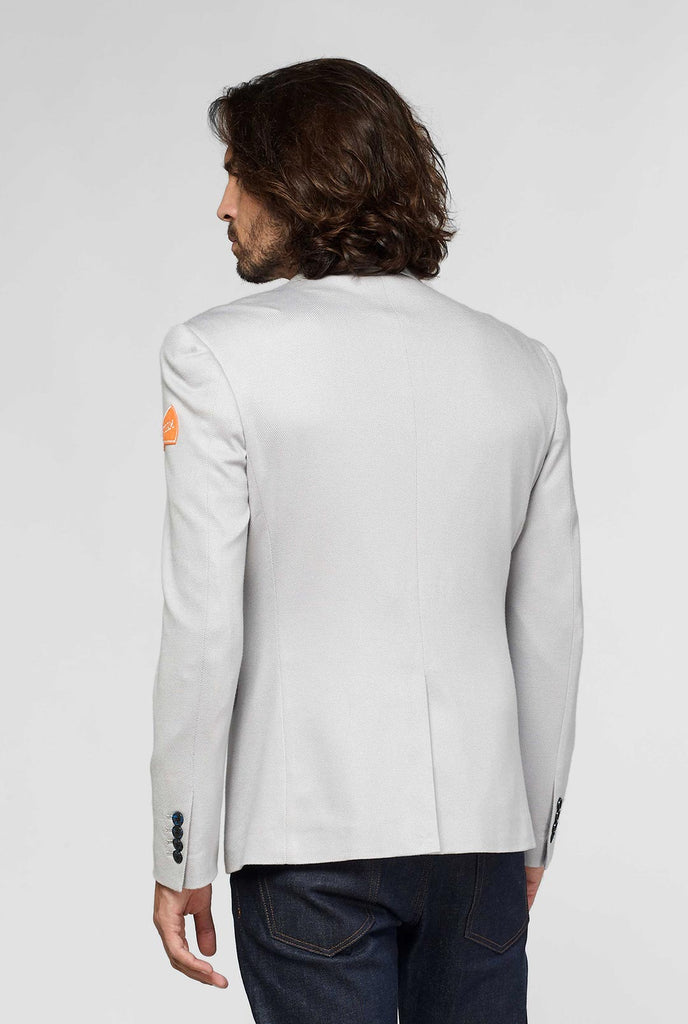 Grijze sportkleding blazer met sportpleisters gedragen door de mens getoond van achteren