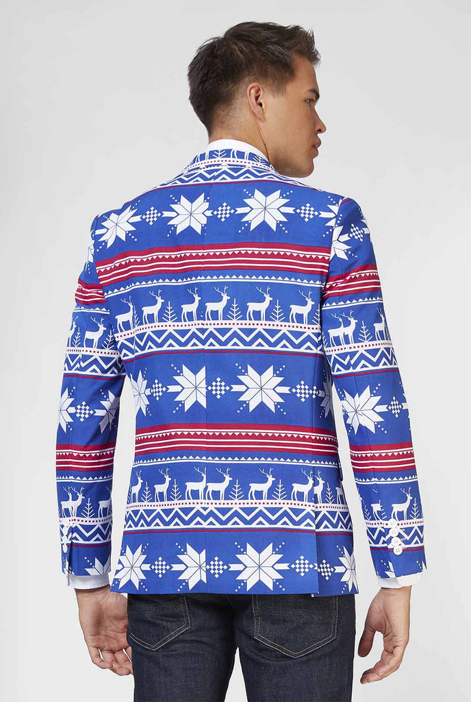 Blauw en rood kerstthema blazer gedragen door het uitzicht op de mens vanaf de achterkant