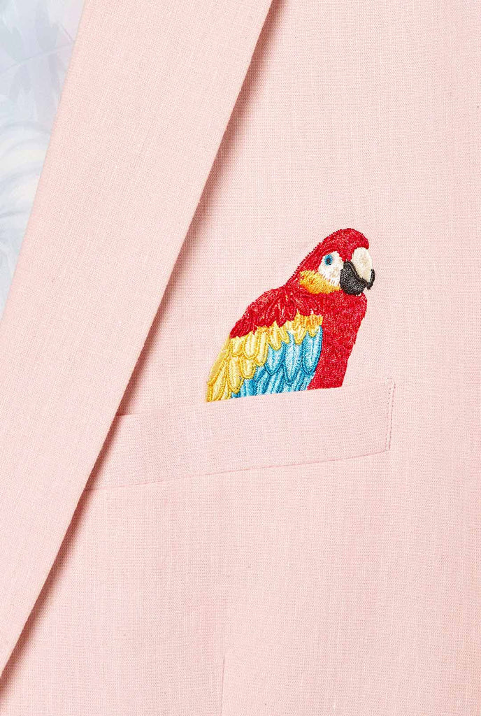 Roze blazer met papegaai borduurwerk gedragen door de mens met borduurdetail
