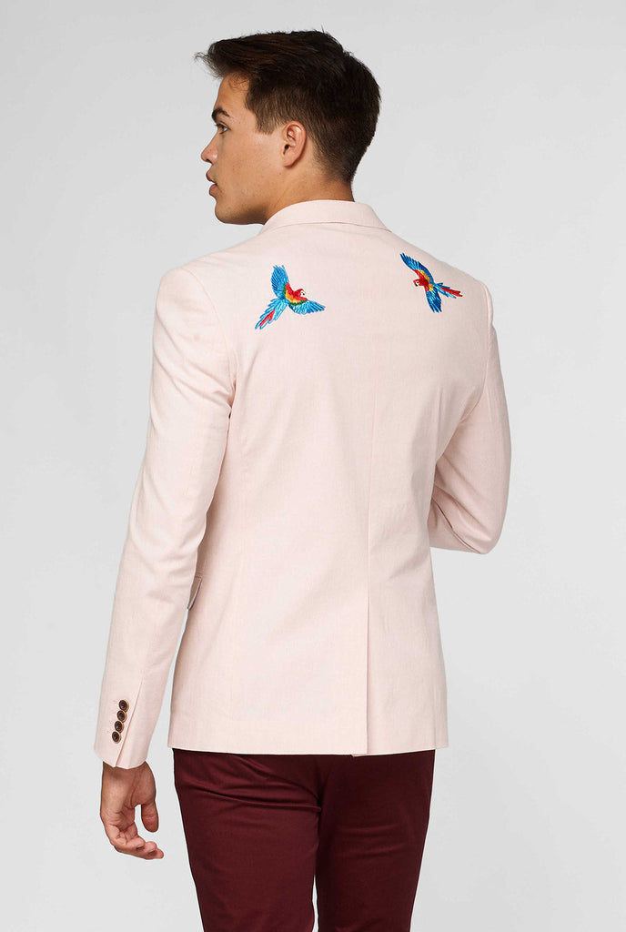 Roze blazer met papegaai borduurwerk gedragen door de mens die Back of Blazer laat zien