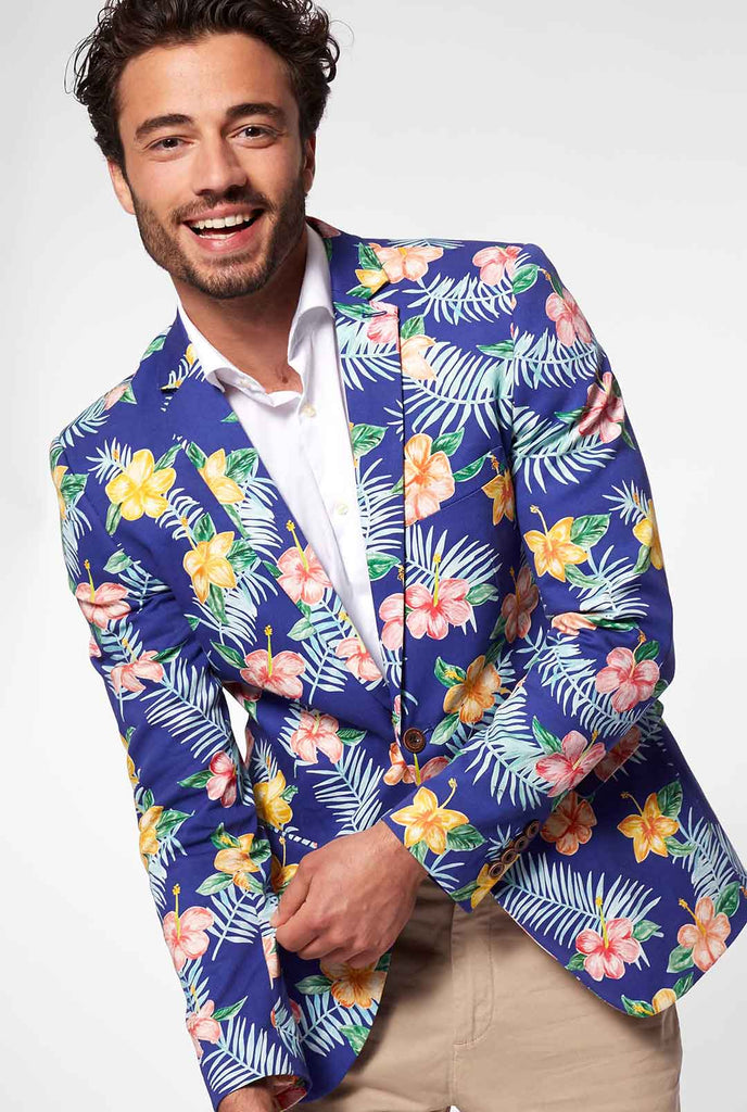 Blauwe blazer met bloemenprint gedragen door de mens