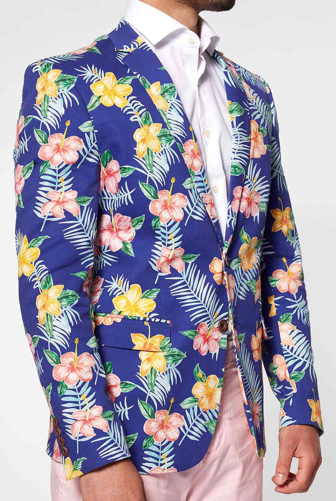 Blauwe blazer met bloemenprint gedragen door de mens van dichtbij van mouw