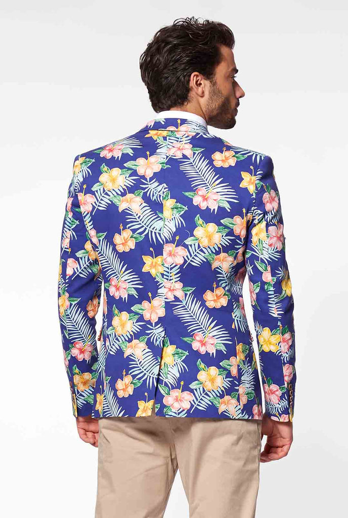 Blauwe blazer met bloemenprint gedragen door de mens met de binnenkant van de jas
