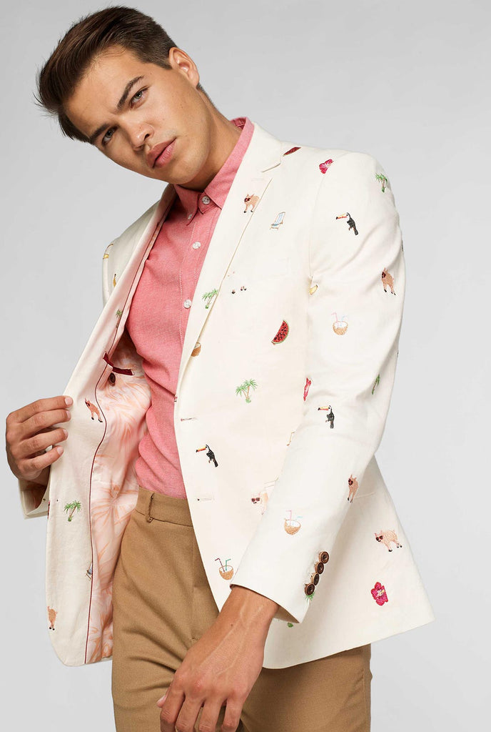 Gebroken witte blazer met tropisch borduurwerk gedragen door de mens met een jas