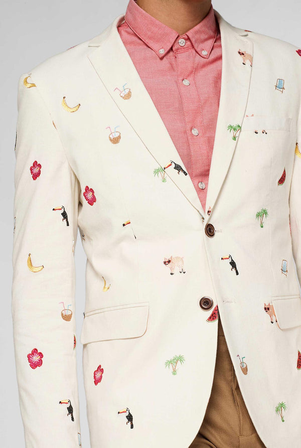 Gebroken witte blazer met tropisch borduurwerk gedragen door de mens verschijnt van dichtbij