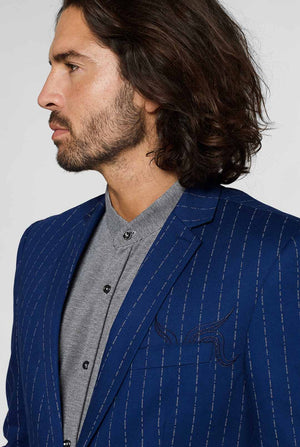 Marineblauwe kapitein stijl krijtstreep blazer gedragen door de mens getoond vanaf de zijkant