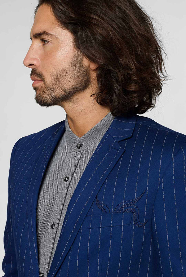 Marineblauwe kapitein stijl krijtstreep blazer gedragen door de mens getoond vanaf de zijkant