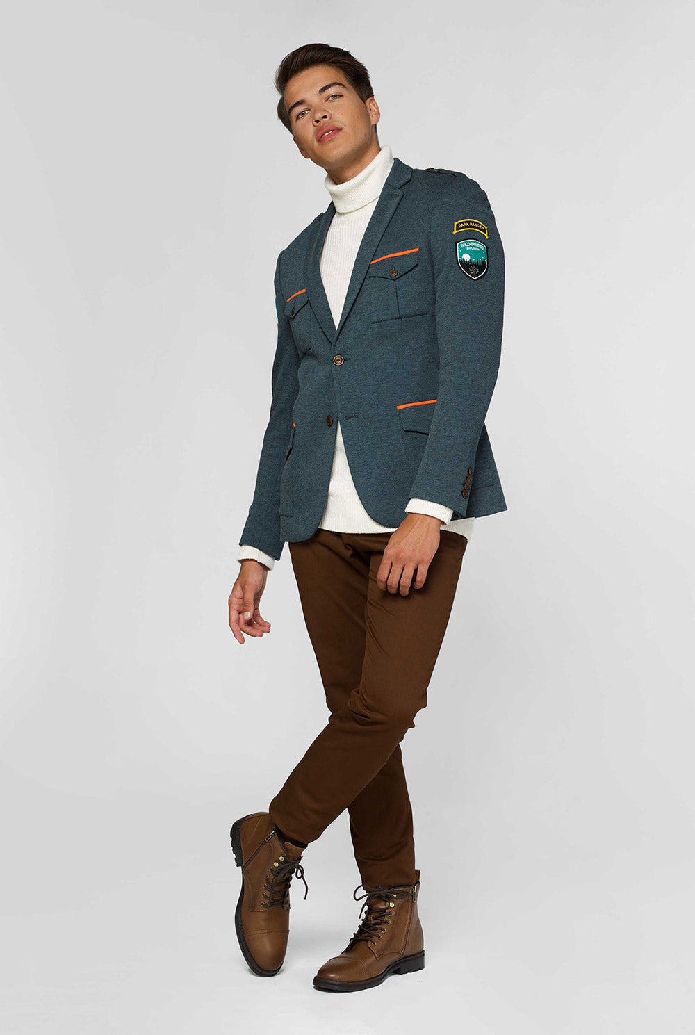 Grijze sportkleding blazer met sportpleisters gedragen door de mens van dichtbij mouw