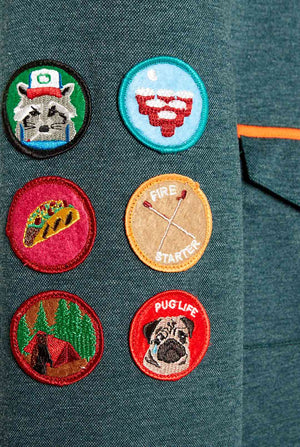 Grijze sportkleding blazer met sportpleisters gedragen door de mens van dichtbij, close -up