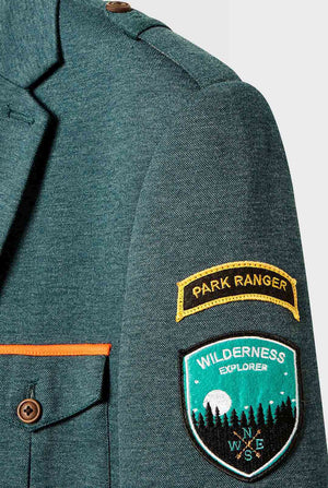 Grijze sportkleding blazer met sportpleisters gedragen door de mens van dichtbij, close -up