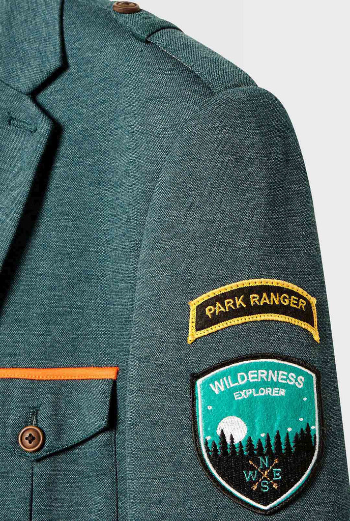Grijze sportkleding blazer met sportpleisters gedragen door de mens van dichtbij, close -up