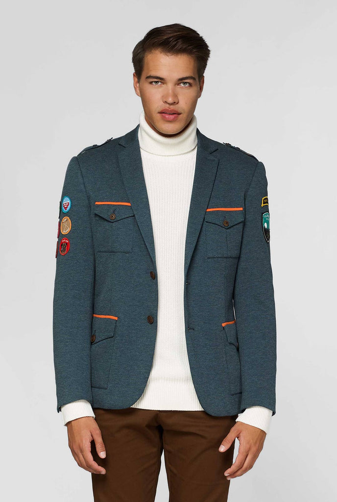 Grijze sportkleding blazer met sportpleisters gedragen door de mens van dichtbij mouw