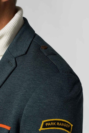 Green Park Ranger Jacket gedragen door de mens die van dichtbij wordt weergegeven