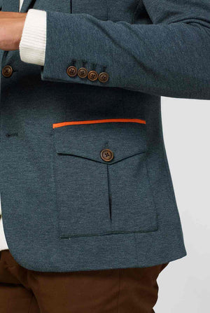 Green Park Ranger Jacket gedragen door een man van dichtbij gedetailleerd van houten knoppen