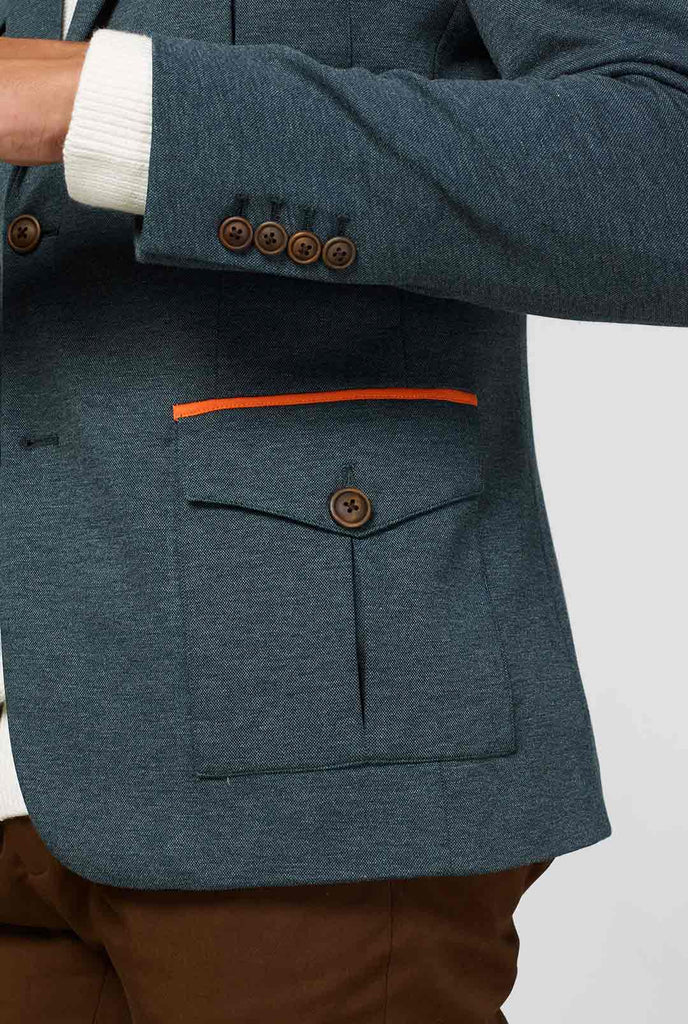 Green Park Ranger Jacket gedragen door een man van dichtbij gedetailleerd van houten knoppen
