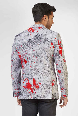 Mannen dragen grijze Halloween -blazer met bloedvlekkenprint, bekijk vanaf de achterkant