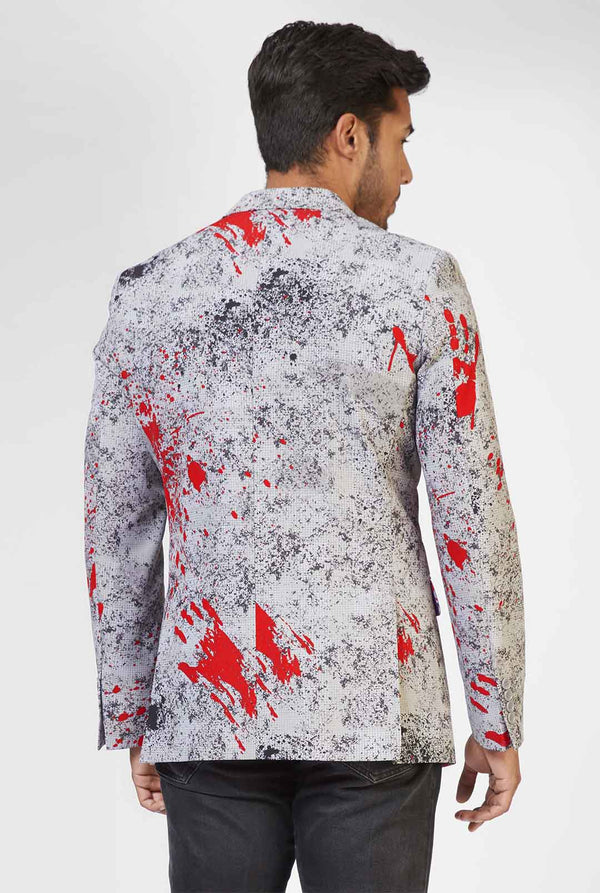 Mannen dragen grijze Halloween -blazer met bloedvlekkenprint, bekijk vanaf de achterkant