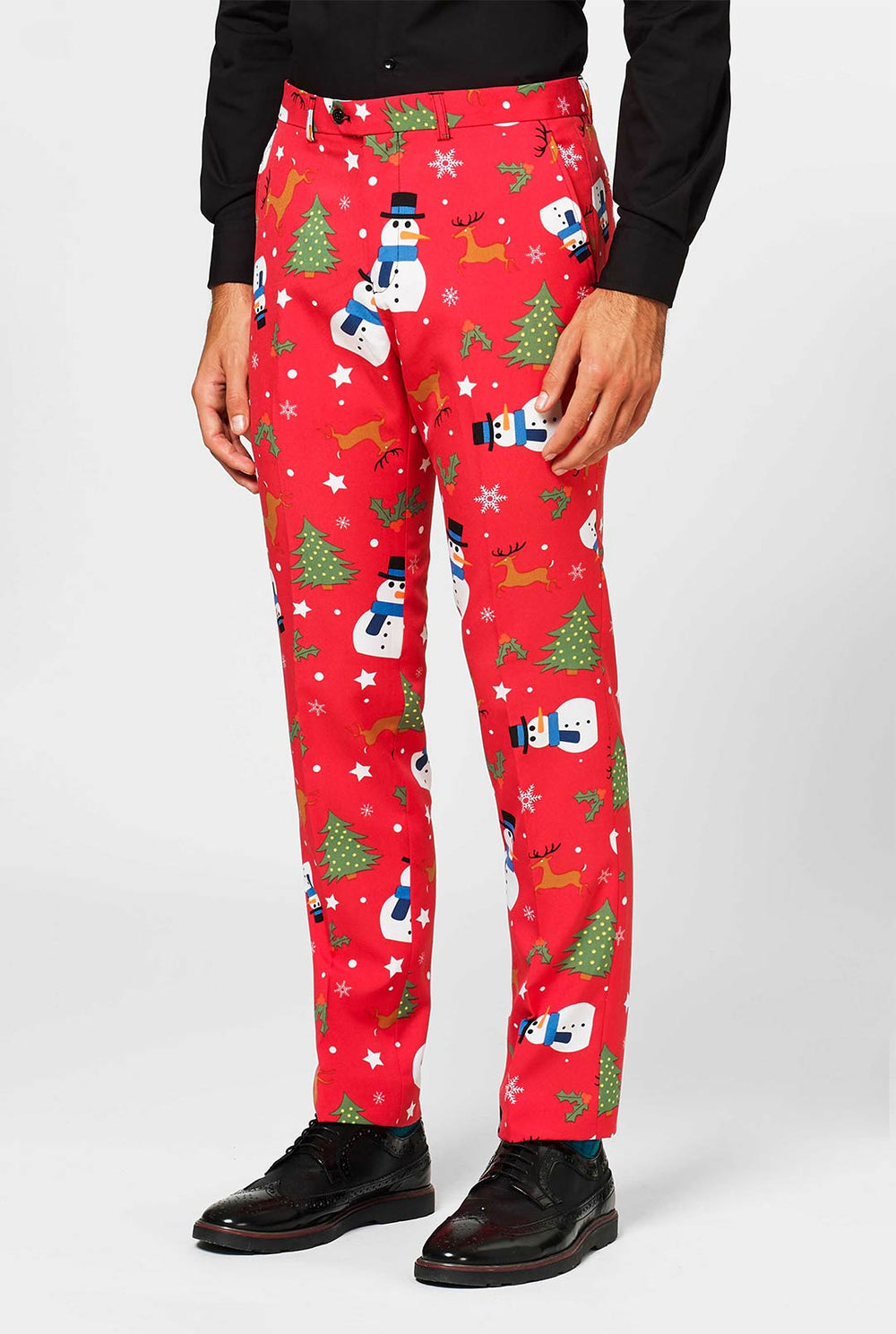 Man draagt ​​rode broek met kerstpictogrammen