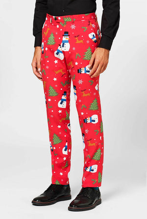 Man draagt ​​rode broek met kerstpictogrammen