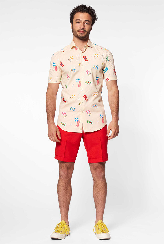 Man draagt ​​een zomerhemd met strandpictogrammen